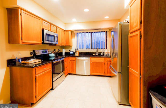 2586 TREE HOUSE DR - 2586 Tree House Dr, Lake Ridge, VA 22192