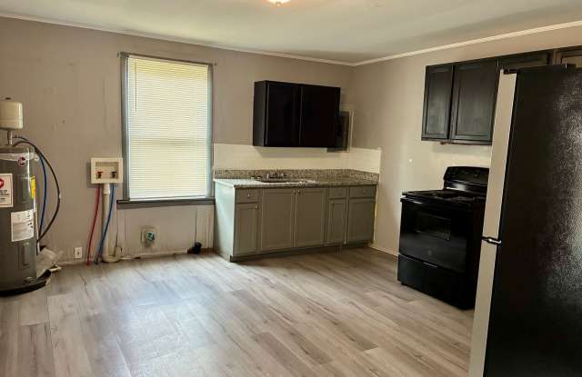 TWO BEDROOM / ONE BATH UNIT AVAILABLE NOW! Gallery 3