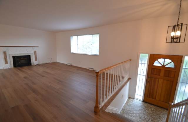Available Now! $500 off 1st Month Move in Special! 3 Bedroom plus Office, 3 Bathroom - Great Mountain View! Gallery 4