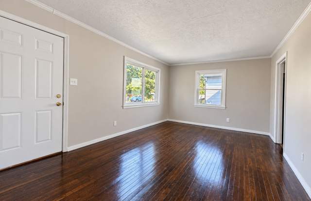 Beautifully Remodeled 3BR Home with Hardwood Floors & Full Basement Gallery 3