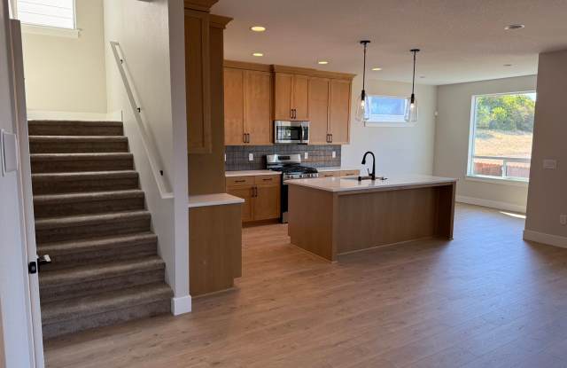 Beautiful Ridgefield Home with Modern Finishes, Spacious Layout, Attached Garage, and Convenient Access to Shopping, Parks & I-5 photos photos