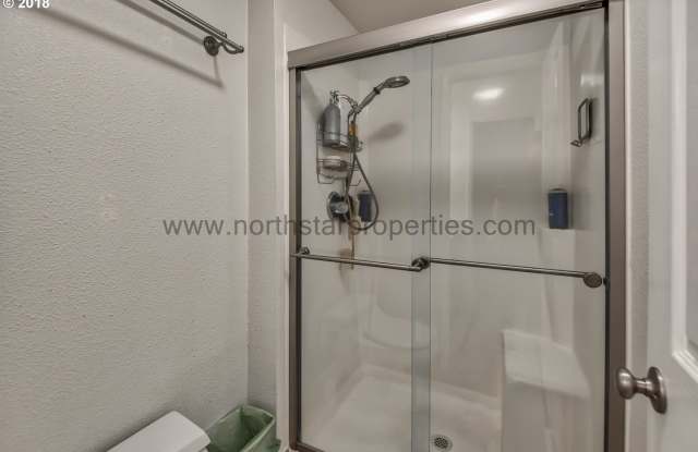 Great Lake Grove Bungalow Walking Distance to Everything - 4235 Douglas Way, Lake Oswego, OR 97035