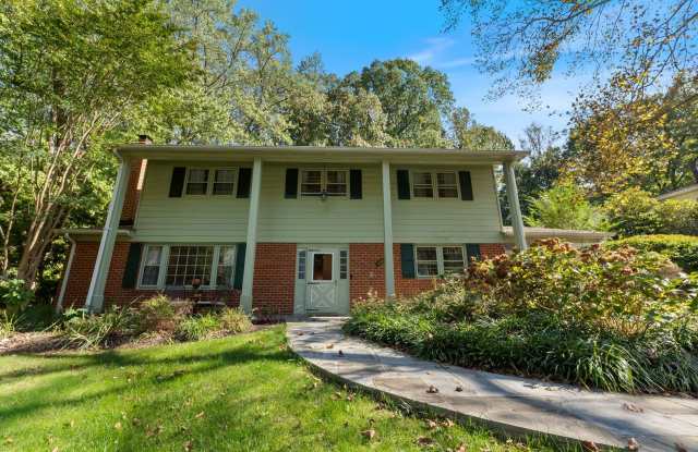 Updated 4BR Springfield Home with Spacious Yard & Easy I-95 Access Gallery 3