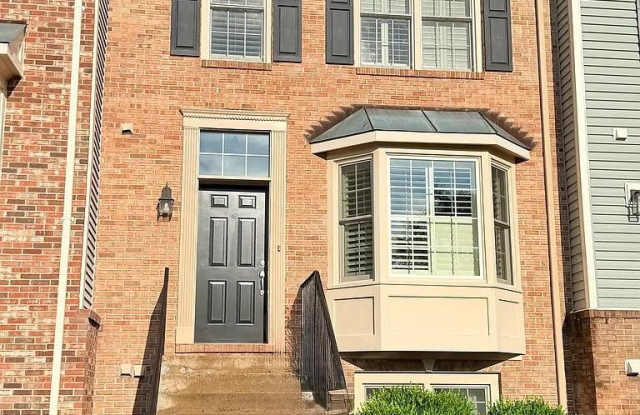 43576 BLACKSMITH Square Gallery 1