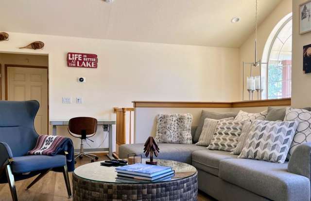 Large upscale home with large garage Gallery 4
