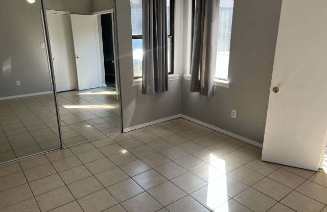 2 bedroom 1 bathroom condo! Gallery 4