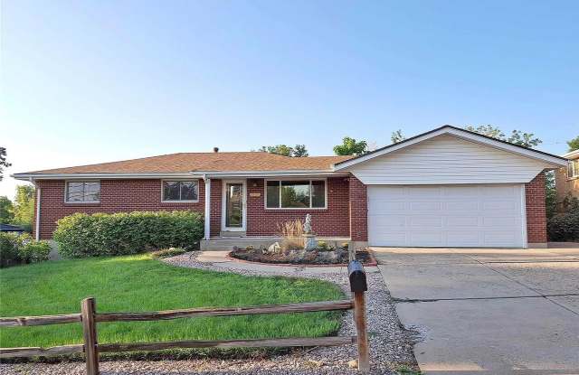 Charming 2BR Garden Unit in Lakewood Gallery 1