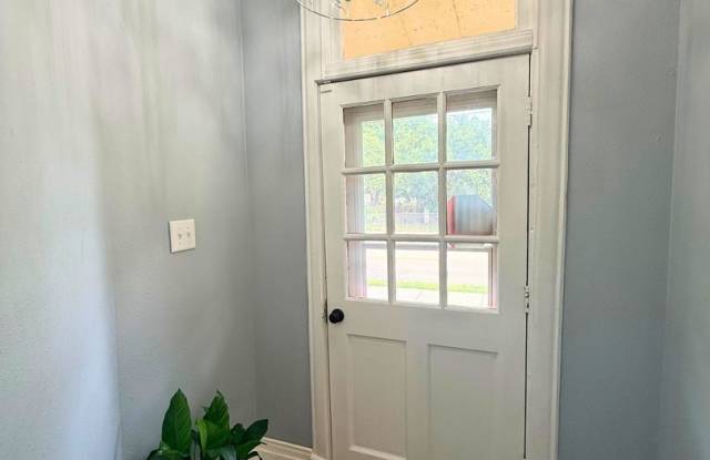 Charming 3-Bedroom Home in the Oakland Neighborhood Gallery 3