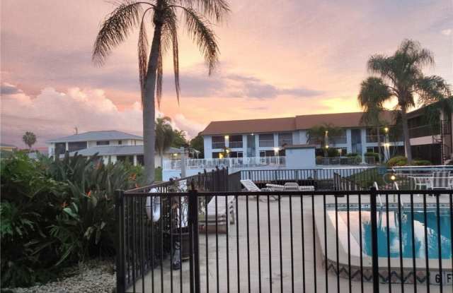 3935 Country Club Boulevard unit: 11 photos photos