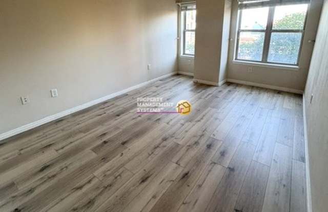 Comfortable 1-Bedroom Condo in the Gateway Area Gallery 1