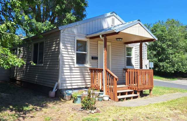 Quaint 2 bedroom 1 Bathroom Duplex Gallery 1