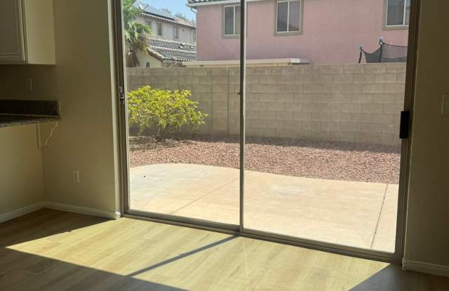 3 bedroom + Den! Ready for immediate move in. - Gallery 4
