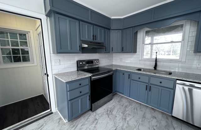 Spacious 4 Bed / 3 Bath with a large Fenced In Back Yard. Gallery 4