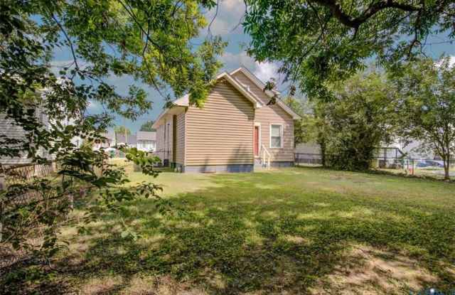 5 North Oak Avenue Gallery 4