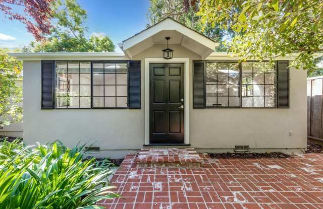 Spacious 1 Bed 1 Bath Cottage Close to Stanford University! - 360 Stanford Avenue, Palo Alto, CA 94306