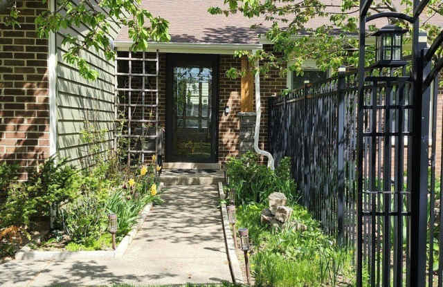 301 Oakbrook Court Gallery 4
