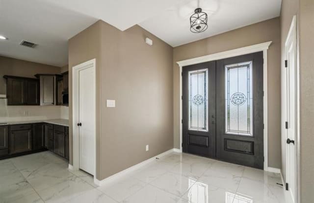 Stunning 4-BR, 2.5-B home in Lakeridge Ranch Home on One Acre Gallery 3