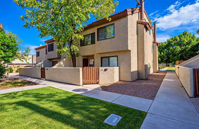 Spacious Mesa Townhome with Updated Kitchen & Utilities Included! Gallery 3