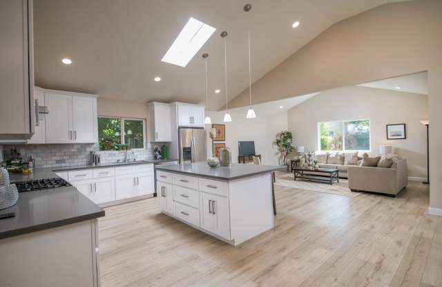 5808 Balcom Avenue Gallery 2