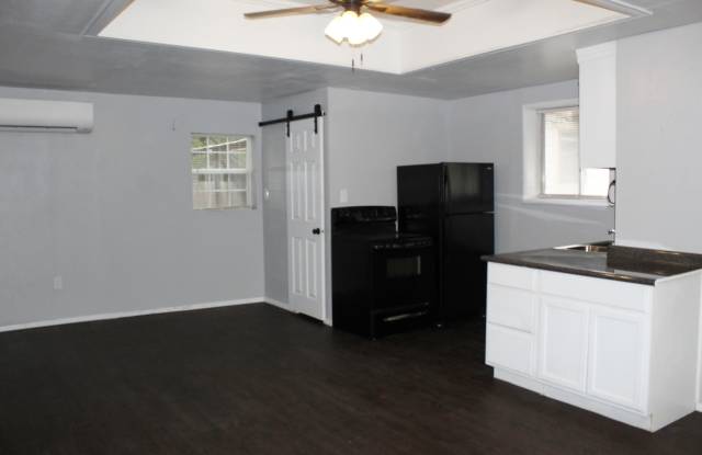 STUDIO GARAGE APARTMENT, UTILITIES PAID Gallery 4