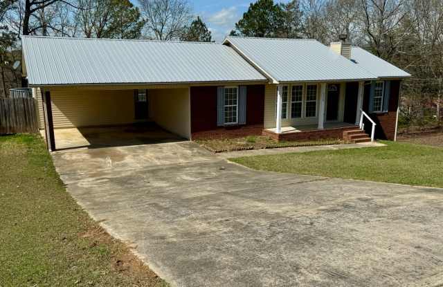 3 bed & 2 bath located in Oxford! Additional photos coming soon! photos photos