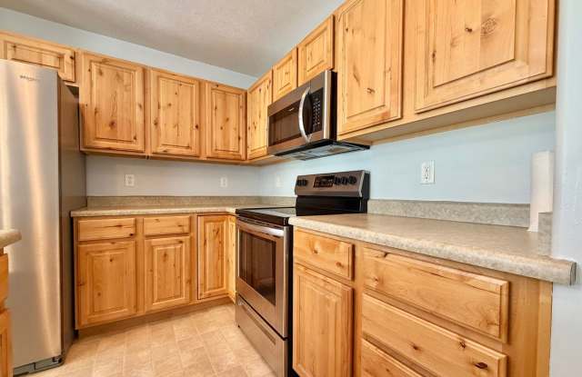 3 Bedroom Murray Townhome with Bonus Basement Suite, Garage & Backyard Gallery 3