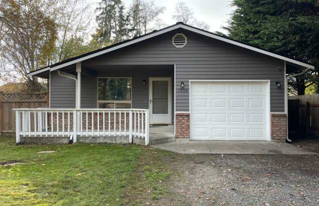 ***PENDING APPLICATION***Lovely 2 Bedroom Home with Den photos photos