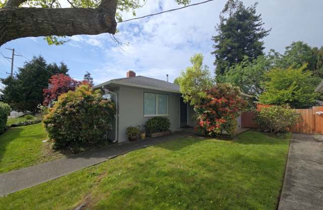 3BD/2BA Eureka home is close to Sequoia Park, boasts infrared sauna! photos photos