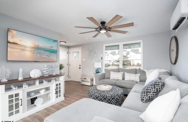 702 Lagoon Gallery 4