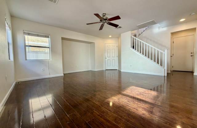 Beautiful Northwest 3 Bedroom Home with Wood Laminate Flooring – No Carpet! Gallery 4