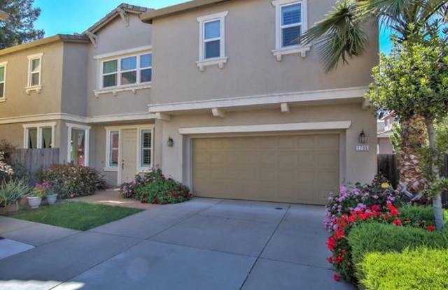 Stunning (Formal Model) 3/3 w/Huge Loft! Please read entire ad before requesting a viewing!! photos photos