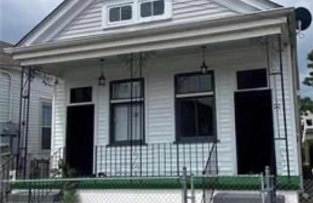 2726 Amelia Street Gallery 1