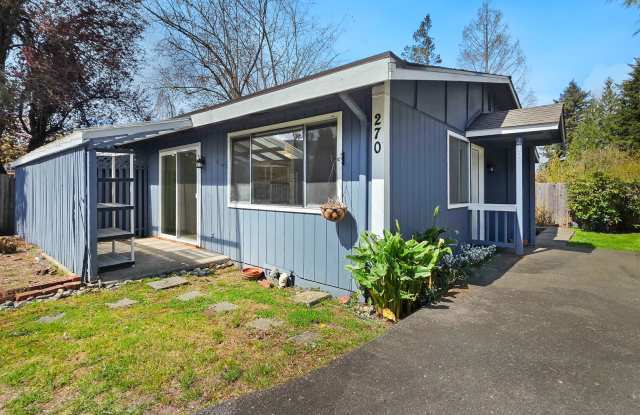 2 Bed, 1 Bath Duplex in Prime Olde Town Issaquah Location with a Yard photos photos