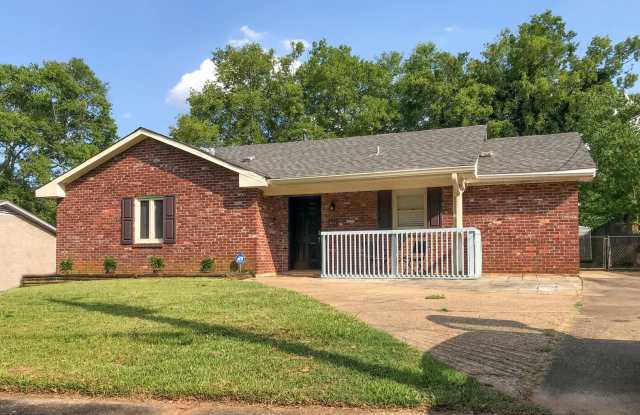 ** 3 Bed 2 Bath located behind Faulkner ** Call the self showing number to schedule a tour 334-366-9198 photos photos