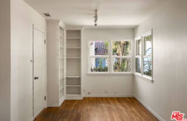 2111 Oak Street Gallery 4