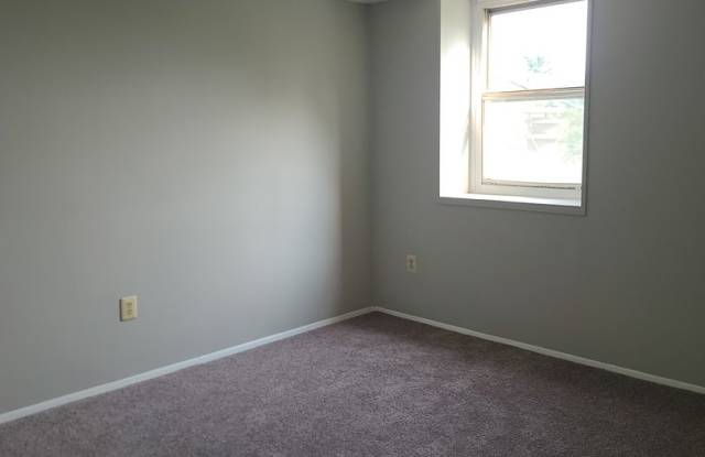 Spacious Four‑Bedroom Home with Large Yard and Easy Commuter Access Gallery 3