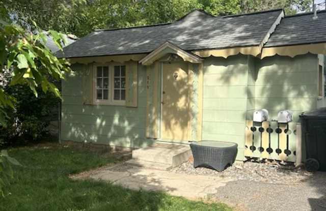 Cozy 2 Bedroom Home with Fenced Yard  Washer/Dryer – Ideal Rental Starter! - 215 Jackson Street, Billings, MT 59101