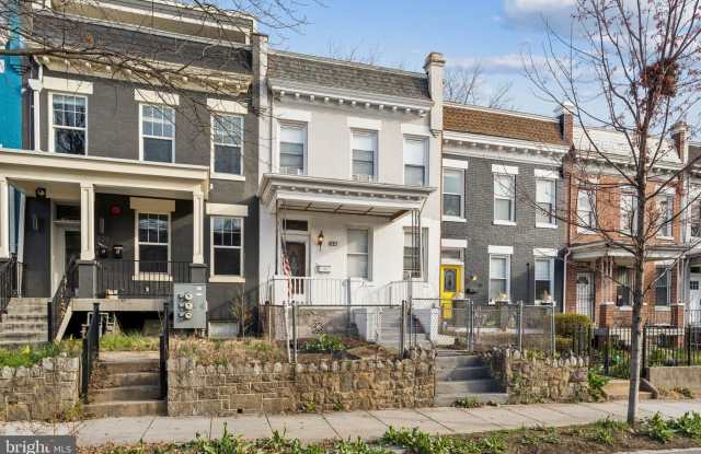 621 KENYON Street NW Gallery 2