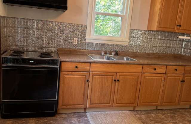 3 Bedroom || 1 Bathroom Single Family Home Gallery 4