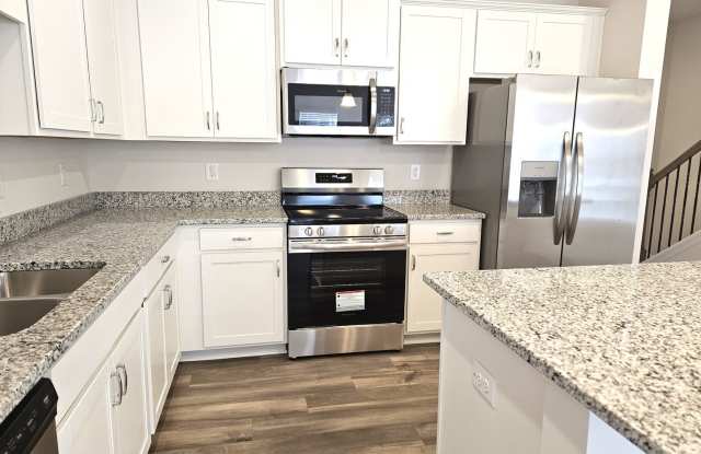 Like-New End-Unit Townhome - Washer & Dryer Included Gallery 4