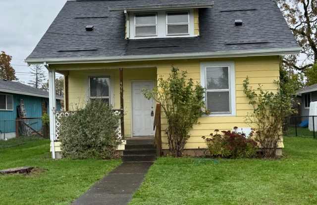 Cute 3 bed house, Great price! - 494 North 10th Street, St. Helens, OR 97051