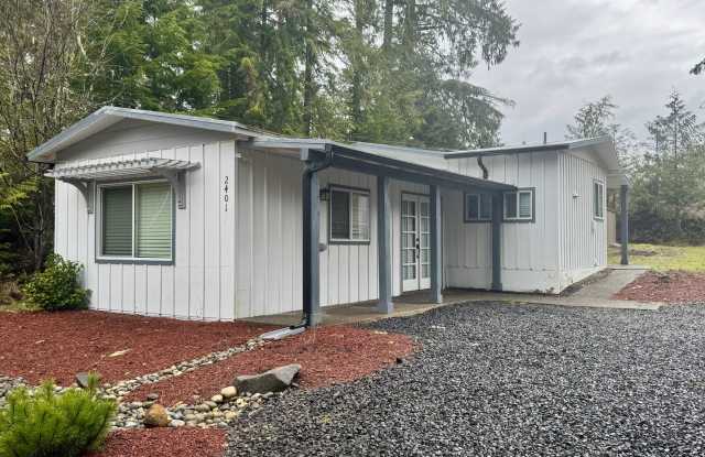 Living is easy in this charming Lake Limerick home! - 2401 East Saint Andrews Drive North, Mason County, WA 98584