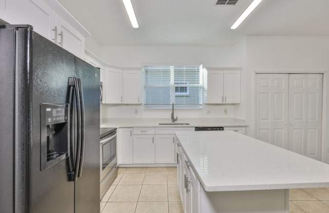 4-Bedroom Brentwood Hills Home with Fenced Backyard Gallery 4