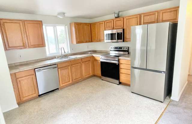 Spacious 3-Bed, 3-Bath Maple Leaf Home Gallery 3