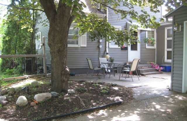 Spacious 1 Bedroom 1 Bath unit close to Downtown Iowa City! photos photos