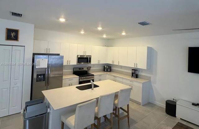 2584 Southeast 25th Court Gallery 3
