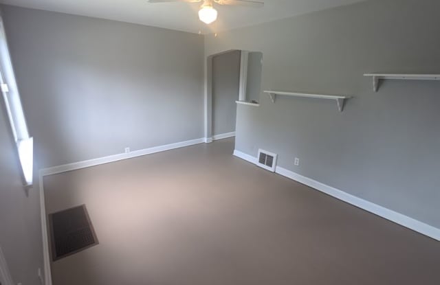 Cozy, Two Bed Available NOW! Gallery 3