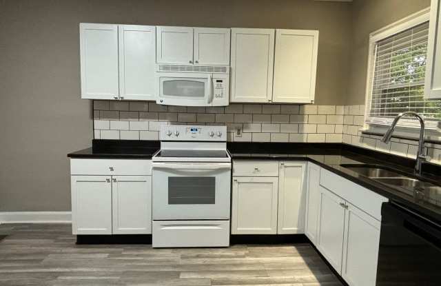 3-Bed, 1-Bath Home – Fenced Yard, Off-Street Parking, Spacious Kitchen  In-Unit Laundry photos photos