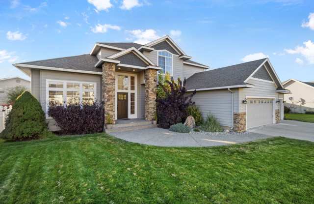 Spacious Family Home with 4 Bedrooms and 3 Bathrooms Gallery 1