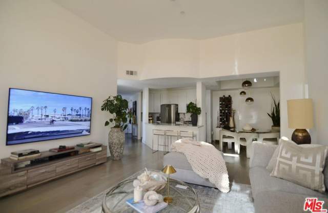 5703 Laurel Canyon Blvd photos photos